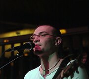 Penktadienio vakarą sostinės klube &bdquo;Brodvėjus&ldquo; koncertavo Jonas Čepulis kartu su grupės &bdquo;Žalvarinis&ldquo; merginomis.