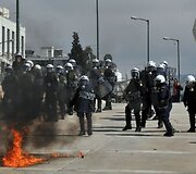 Graikijoje toliau tęsiasi neramumai. Ketvirtadienį protestuotojai gatvėse susirėmė su policija.