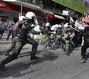 Graikijoje toliau tęsiasi neramumai. Ketvirtadienį protestuotojai gatvėse susirėmė su policija.