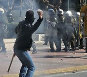 Graikijoje toliau tęsiasi neramumai. Ketvirtadienį protestuotojai gatvėse susirėmė su policija.