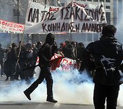 Graikijoje toliau tęsiasi neramumai. Ketvirtadienį protestuotojai gatvėse susirėmė su policija.