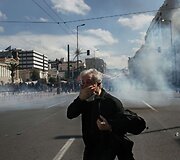 Graikijoje toliau tęsiasi neramumai. Ketvirtadienį protestuotojai gatvėse susirėmė su policija.