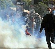 Graikijoje toliau tęsiasi neramumai. Ketvirtadienį protestuotojai gatvėse susirėmė su policija.
