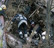Italijoje dėl purvo nuo&scaron;liaužos nuo bėgių nuvažiavo priemiestinis traukinys. Įvykio vietoje dirbantys gelbėtojai tarp traukinio nuolaužų ie&scaron;kojo žuvusiųjų kūnų bei gelbėjo sužeistuosius.