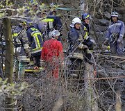 Italijoje dėl purvo nuo&scaron;liaužos nuo bėgių nuvažiavo priemiestinis traukinys. Įvykio vietoje dirbantys gelbėtojai tarp traukinio nuolaužų ie&scaron;kojo žuvusiųjų kūnų bei gelbėjo sužeistuosius.