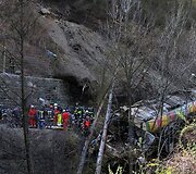 Italijoje dėl purvo nuo&scaron;liaužos nuo bėgių nuvažiavo priemiestinis traukinys. Įvykio vietoje dirbantys gelbėtojai tarp traukinio nuolaužų ie&scaron;kojo žuvusiųjų kūnų bei gelbėjo sužeistuosius.