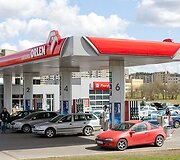 &Scaron;imtai, per brangiais degalais pasipiktinusių vairuotojojų, &scaron;e&scaron;tadienį įvairiuose Lietuvos miestuose savo automobiliais užkim&scaron;o degalines. 