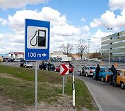 &Scaron;imtai, per brangiais degalais pasipiktinusių vairuotojojų, &scaron;e&scaron;tadienį įvairiuose Lietuvos miestuose savo automobiliais užkim&scaron;o degalines. 
