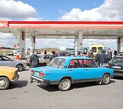 &Scaron;imtai, per brangiais degalais pasipiktinusių vairuotojojų, &scaron;e&scaron;tadienį įvairiuose Lietuvos miestuose savo automobiliais užkim&scaron;o degalines. 