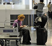 Keleivė, laukianti skrydžio Tokijo Naritos oro uoste