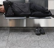 Lėktuvu keliones planavusiems žmonėms, skrydžius kol kas tenka pamir&scaron;ti ir nežinia kuriam laikui įsikurti oro uostuose.