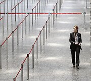 Lėktuvu keliones planavusiems žmonėms, skrydžius kol kas tenka pamir&scaron;ti ir nežinia kuriam laikui įsikurti oro uostuose.
