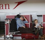Lėktuvu keliones planavusiems žmonėms, skrydžius kol kas tenka pamir&scaron;ti ir nežinia kuriam laikui įsikurti oro uostuose.