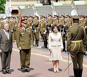 I&scaron; kairės: prof. Vytautas Landsbergis, kariuomenės vadas Arvydas Pocius ir kra&scaron;to apsaugos ministrė Rasa Juknevičienė