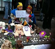 Londone surengta lietuvių protesto akcija Kedžiams palaikyti.