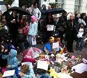 Londone surengta lietuvių protesto akcija Kedžiams palaikyti.