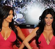 TV žvaigždė Kim Kardashian pozavo prie savo va&scaron;kinės figūros, kuri yra &bdquo;Madame Tussauds&ldquo; muziejuje Niujorke.