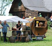 Raseiniuose Valstybės diena paminėta surengiant žirgų lenktynes-krosą.