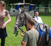 Raseiniuose Valstybės diena paminėta surengiant žirgų lenktynes-krosą.