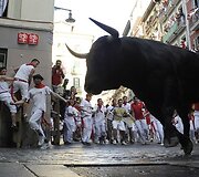 Ispanijos &scaron;iauriniame Pamplonos mieste &scaron;e&scaron;tadienį per ketvirtąjį &scaron;ių metų San Fermino festivalio bulių bėgimą buvo sužeisti trys žmonės. 