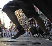 Ispanijos &scaron;iauriniame Pamplonos mieste &scaron;e&scaron;tadienį per ketvirtąjį &scaron;ių metų San Fermino festivalio bulių bėgimą buvo sužeisti trys žmonės. 