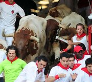 Ispanijos &scaron;iauriniame Pamplonos mieste &scaron;e&scaron;tadienį per ketvirtąjį &scaron;ių metų San Fermino festivalio bulių bėgimą buvo sužeisti trys žmonės. 