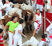 Ispanijos &scaron;iauriniame Pamplonos mieste &scaron;e&scaron;tadienį per ketvirtąjį &scaron;ių metų San Fermino festivalio bulių bėgimą buvo sužeisti trys žmonės. 