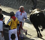 Ispanijos &scaron;iauriniame Pamplonos mieste &scaron;e&scaron;tadienį per ketvirtąjį &scaron;ių metų San Fermino festivalio bulių bėgimą buvo sužeisti trys žmonės. 