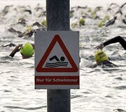 Atletai &Scaron;veicarijos triatloną pradėjo plaukimu Ciuricho ežere.