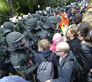 Audringi susirėmimai tarp riau&scaron;ių policijos ir protestuotojų.