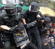 Audringi susirėmimai tarp riau&scaron;ių policijos ir protestuotojų.