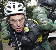 Audringi susirėmimai tarp riau&scaron;ių policijos ir protestuotojų.