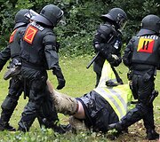 Audringi susirėmimai tarp riau&scaron;ių policijos ir protestuotojų.