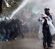 Audringi susirėmimai tarp riau&scaron;ių policijos ir protestuotojų.