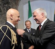Kra&scaron;to apsaugos ministerijoje vyko atsisveikinimo ceremonija su kadenciją baigusiu Italijos gynybos ata&scaron;ė Lietuvai flotilės admirolu Michele La Fortezza.