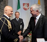 Kra&scaron;to apsaugos ministerijoje vyko atsisveikinimo ceremonija su kadenciją baigusiu Italijos gynybos ata&scaron;ė Lietuvai flotilės admirolu Michele La Fortezza.