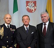Kra&scaron;to apsaugos ministerijoje vyko atsisveikinimo ceremonija su kadenciją baigusiu Italijos gynybos ata&scaron;ė Lietuvai flotilės admirolu Michele La Fortezza.