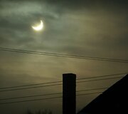 Dalinis Saulės užtemimas vir&scaron; Lietuvos. Fotografuota Marijampolėje, apie 10 val. ryto.