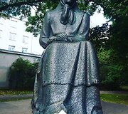 Hasmik Barseghyan Varnaitienė įvairiose Lietuvos vietose palieka po knygą-staigmeną.