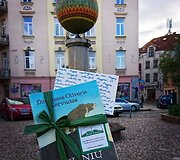 Hasmik Barseghyan Varnaitienė įvairiose Lietuvos vietose palieka po knygą-staigmeną.