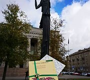Hasmik Barseghyan Varnaitienė įvairiose Lietuvos vietose palieka po knygą-staigmeną.