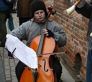 Kaziuke sklido ir  violončelės melodija.