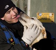 Matyti, kad &scaron;is &scaron;unų dresuotojas ir jo augintinis puikiai sutaria.