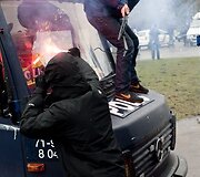 Riau&scaron;ės kilo po mitingo Malmės senamiesčio aik&scaron;tėje, kur susirinko apie 7 tūkstančiai žmonių, kurie klausėsi kalbų, smerkiančių Izraelio karinių pajėgų veiksmus Gazos Ruože bei raginančių paremti palestiniečius.