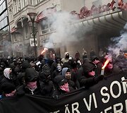 Riau&scaron;ės kilo po mitingo Malmės senamiesčio aik&scaron;tėje, kur susirinko apie 7 tūkstančiai žmonių, kurie klausėsi kalbų, smerkiančių Izraelio karinių pajėgų veiksmus Gazos Ruože bei raginančių paremti palestiniečius.