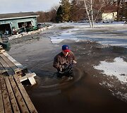 Dėl potvynio &Scaron;iaurės Dakotoje (JAV) žmonės priversti palikti savo namus.