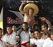 Pirmosiose čempionato varžybose stebint 43 tūkstančiams fanų nosis visiems nu&scaron;luostė septyniolikmetis naujokas i&scaron; Naujosios Zelandijos Levis Sherwoodas. 