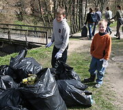Vilniečiai pasiraitojo rankoves ir kibo tvarkyti savo miestą.