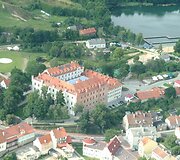 Rynas toli nuo didžiųjų turistų srautų, bet jo vie&scaron;butis beveik visada pilnas. 