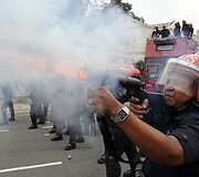 &Scaron;e&scaron;tadienį Malaizijoje policija i&scaron;vaikė masinę protesto akciją, į kurią buvo susirinkę 10 tūkst. žmonių. 
